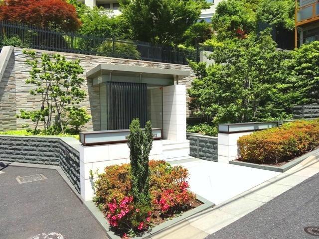Other local. South Entrance (municipal Meguro River green road close)