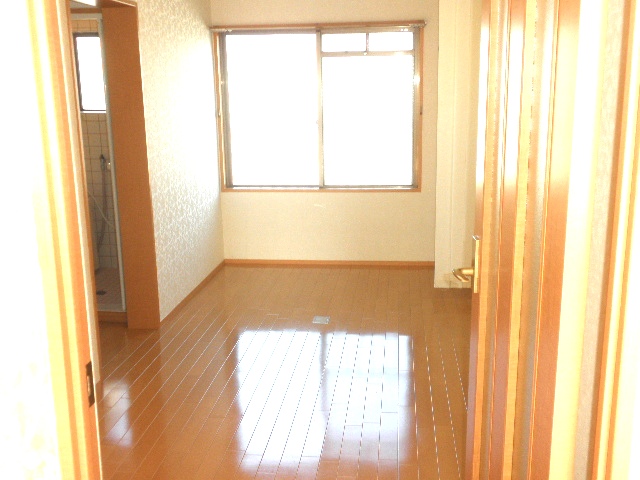 Other room space. ■ Spacious room