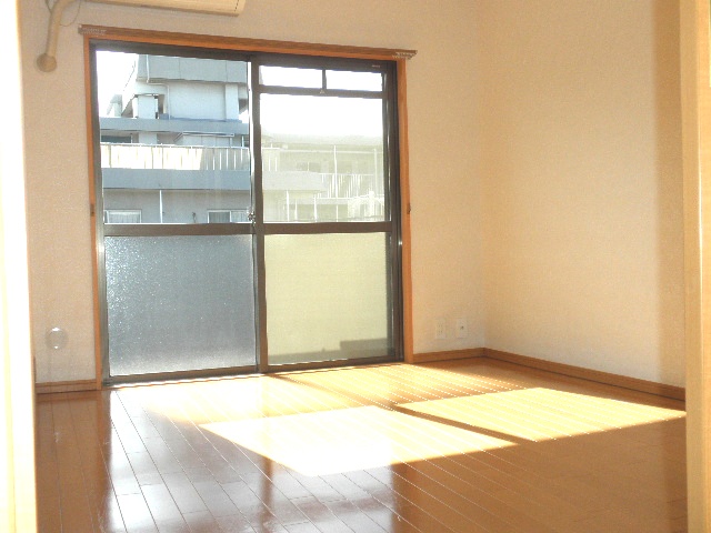 Other room space. ■ A bright room