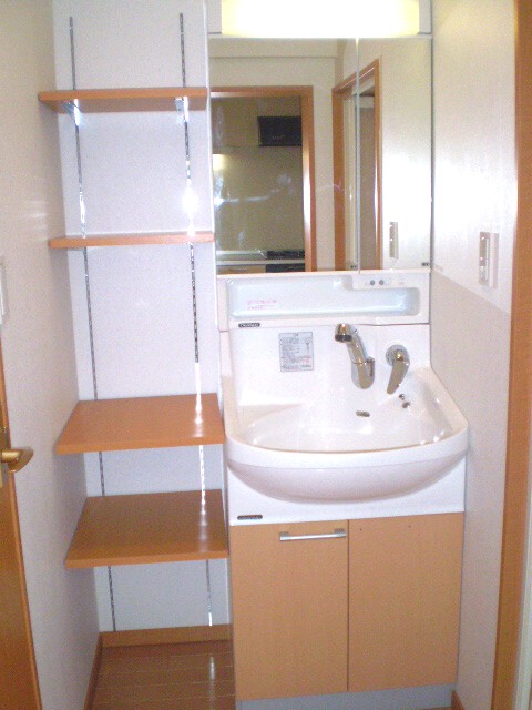 Washroom. ■ Convenient independent wash basin