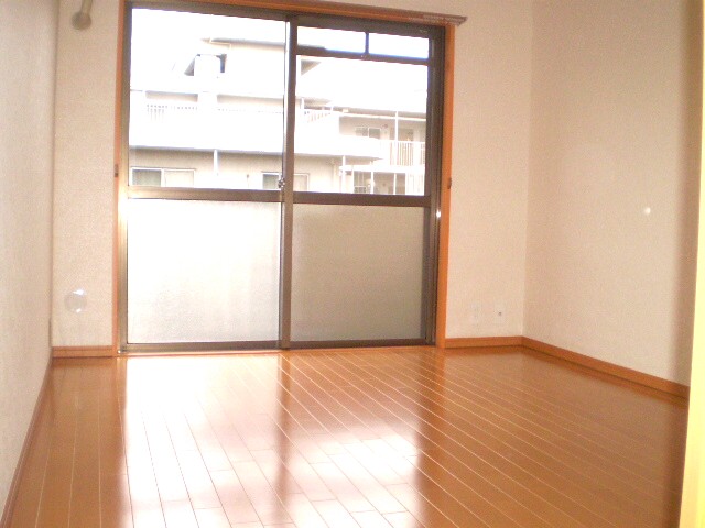 Other room space. ■ South-facing bright room