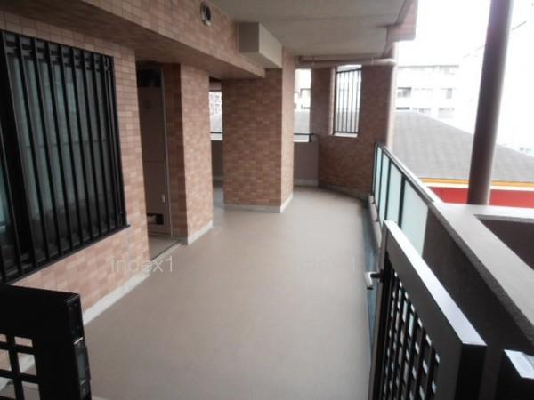 Entrance. Spacious 15.6 Pledge of entrance porch