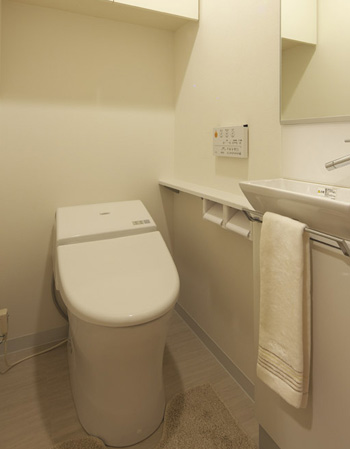 Interior.  [Washlet with low tank toilet] Water-saving ・ Equipped with a toilet with hot water cleaning function which was also consideration to a power-saving. Auto flights lid opening and closing function and heating toilet seat stool cover to detect the person to automatically open and close, Also substantial comfortable performance, such as automatic deodorizing. Also, Installed hand washing counter with a clean beautiful. It brings functionality and comfort to the toilet.