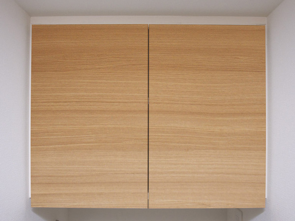 Bathing-wash room.  [Cupboard hanging on the washing pan] Standard equipped with a hanging cupboard on top of the washing bread. It is a convenient storage at the time of every day of your laundry.