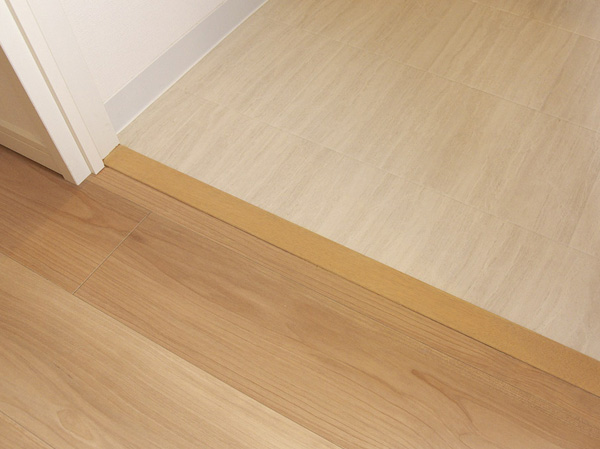 Building structure.  [Flat Floor] Because the difference in level of less flat floor design, Worry small children and the elderly walking. It was friendly to fall due stumbling. (Select Plan took a partition of the model Room C type (LDK / Application deadline Yes ・ Free of charge) is what was taken in March 2013. Also, It will include some paid options. furniture ・ Furnishings are not included in the sale price)