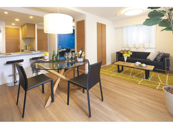 Room and equipment. Living of extension Select Plan ・ Space of dining and spacious room. Large dining table, Spaces in the kitchen counter with a space is also at a high stool. Also momentum conversation with the family busy morning. (Select Plan took a partition of the model Room C type (LDK / Application deadline Yes ・ Free of charge) is what was taken in March 2013. Also, It will include some paid options. furniture ・ Furnishings are not included in the sale price)