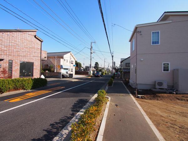 Local photos, including front road. Frontal road