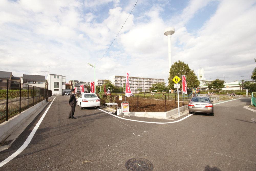 Local photos, including front road. Open feeling of the front road 6m is felt when viewed from the corner lot. 