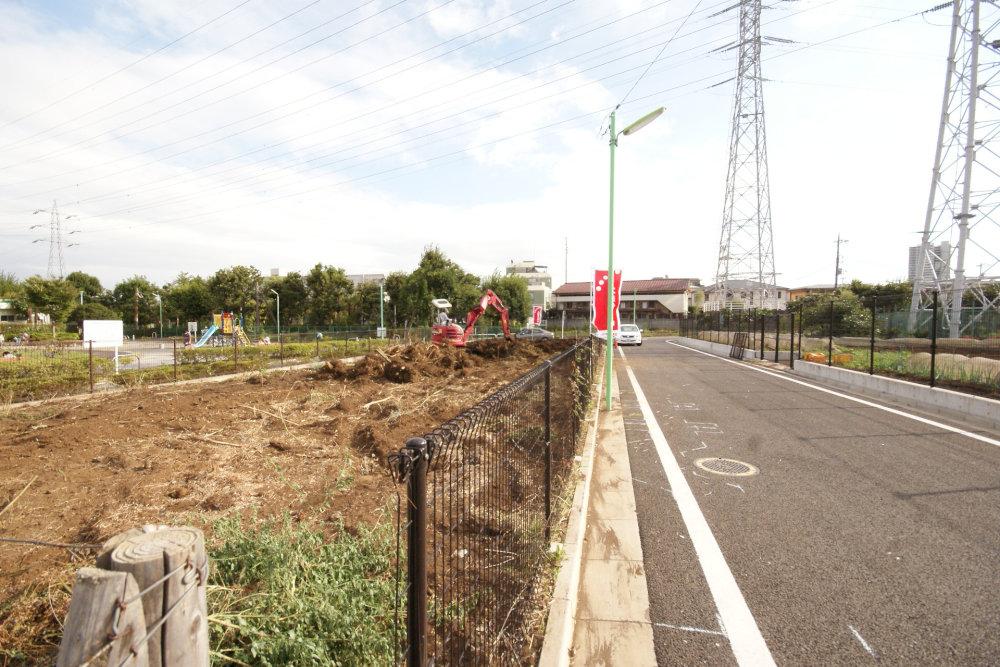Local photos, including front road. Since the front road is a public road 6m, Parking is easier than ever with a large car. 