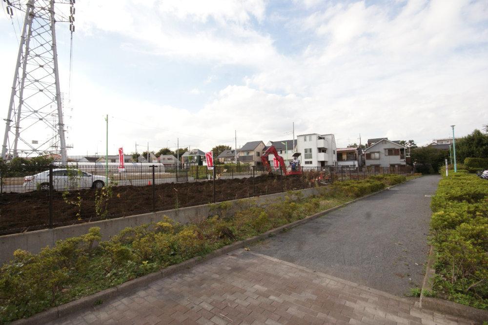 Local photos, including front road. Around it is also a green rich living environment. 