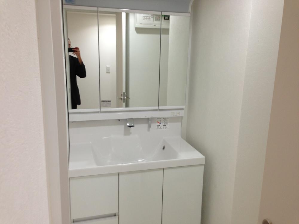 Wash basin, toilet. Indoor (02 May 2013) Shooting