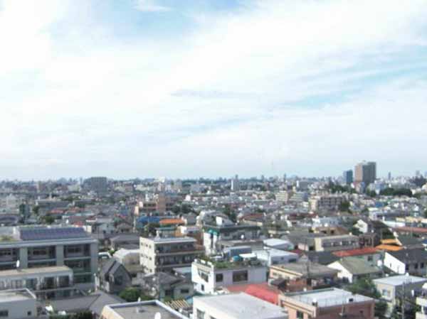 Features of the building.  [All houses southwestward, Open feeling of the residential area unique overlooking the Setagaya of Cityscape] From the middle floor of one of the residence, It spreads a panoramic view overlooking the Setagaya Cityscape. Fewer high buildings around, And open-minded view of the property unique nestled in a residential area, Soft sunlight benefit of all households southwestward, It enhances the feeling of fullness to live in this land.  ※ Overlooking the southwest side of the local 8-floor equivalent (August 2013 shooting). View ・ Landscape is different by each dwelling unit of each floor, It is not intended to be guaranteed in the future due to changes in the surrounding environment future.