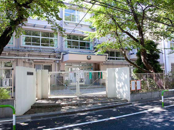 Surrounding environment. Municipal Sakuragaoka Junior High School (about 710m)