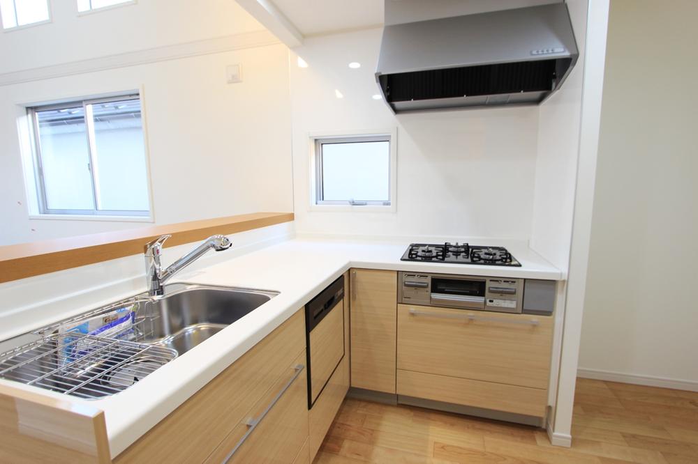 Kitchen. L-shaped open kitchen is a happy design at hand is hidden.