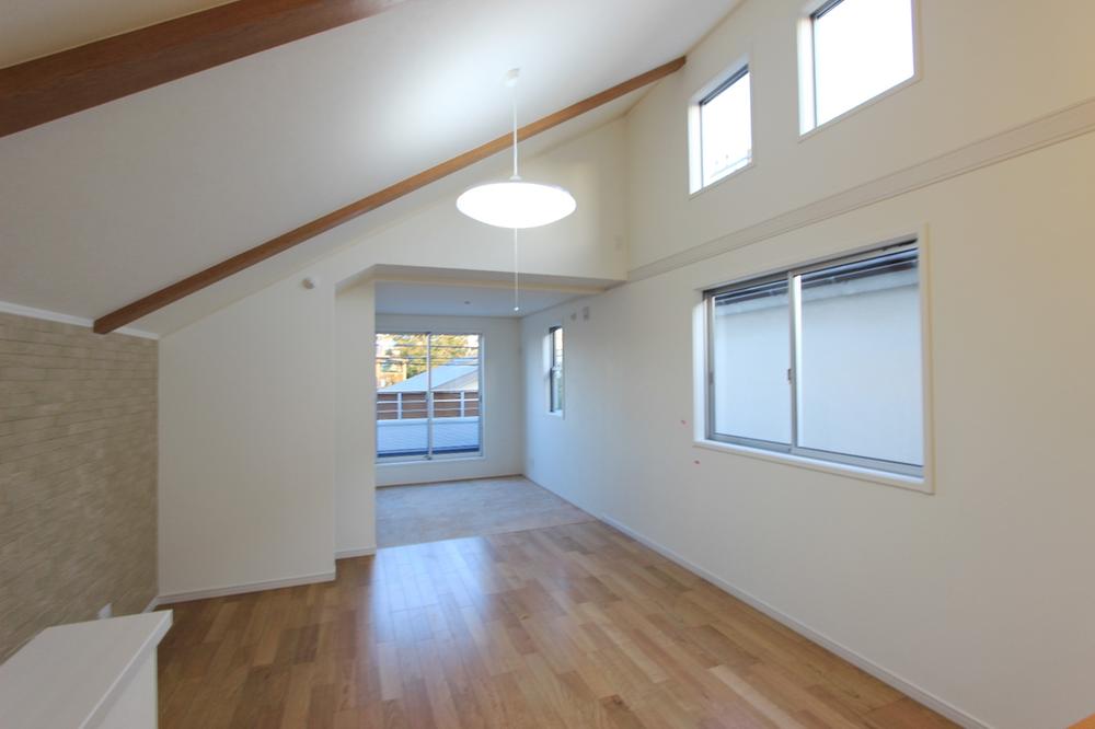 Living. Living has become a wide space with a gradient ceiling.