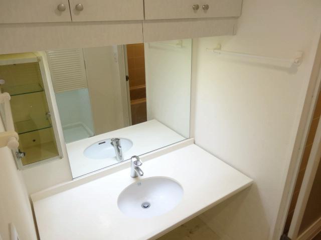 Wash basin, toilet. bathroom