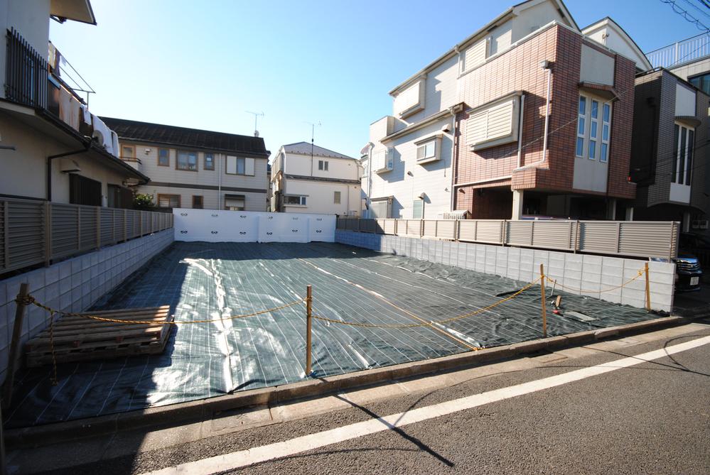 Local photos, including front road. ■ Local: The newly established completed the fence ■