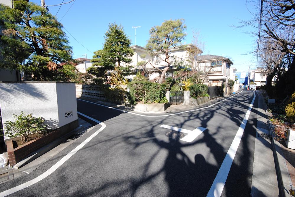 Streets around. In the first kind low-rise area, Environment is good. Leafy residential area.