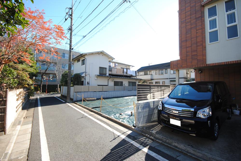 Streets around. Adjacent land is also a new clean house.
