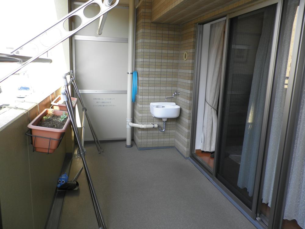 Balcony. Depth 2M Balcony slop sink