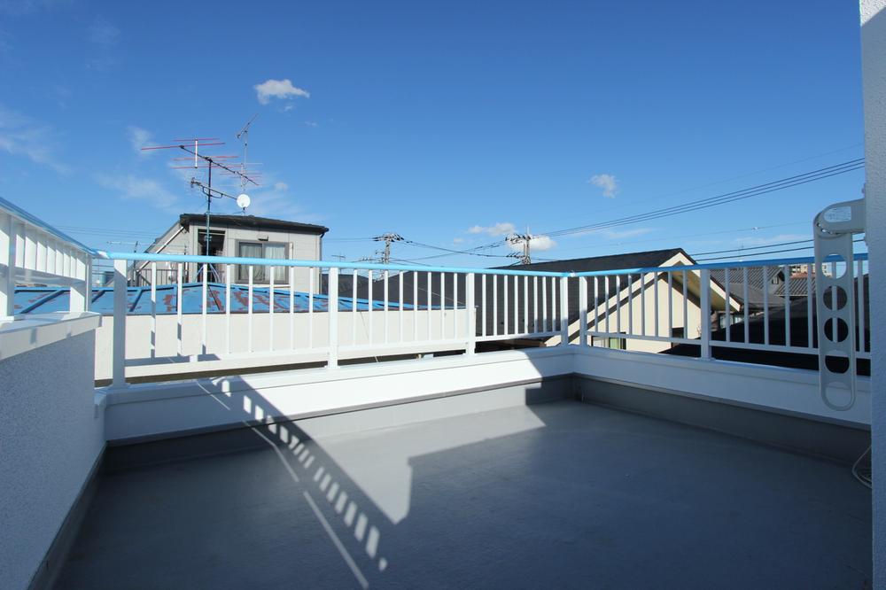 Balcony. About 6.5 Pledge of roof balcony