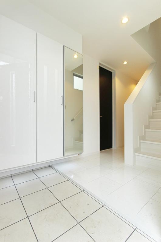 Entrance. Entrance to impress a wide toned white