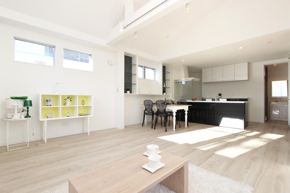 Living. About 20 quires of LDK. With underfloor heating function in the living.