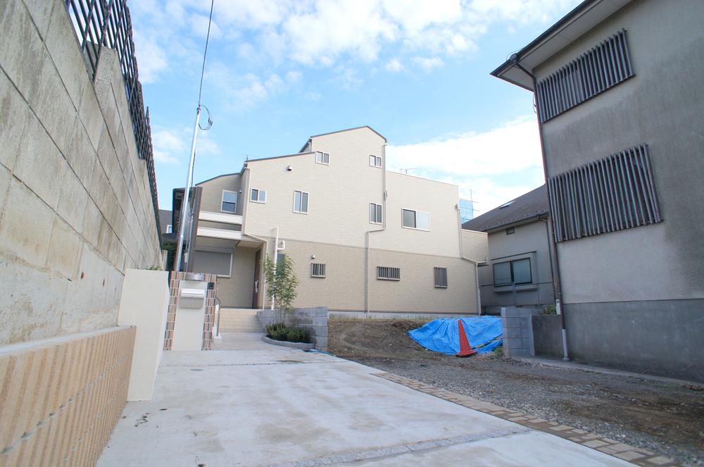 Local photos, including front road. Local (11 May 2013) Shooting