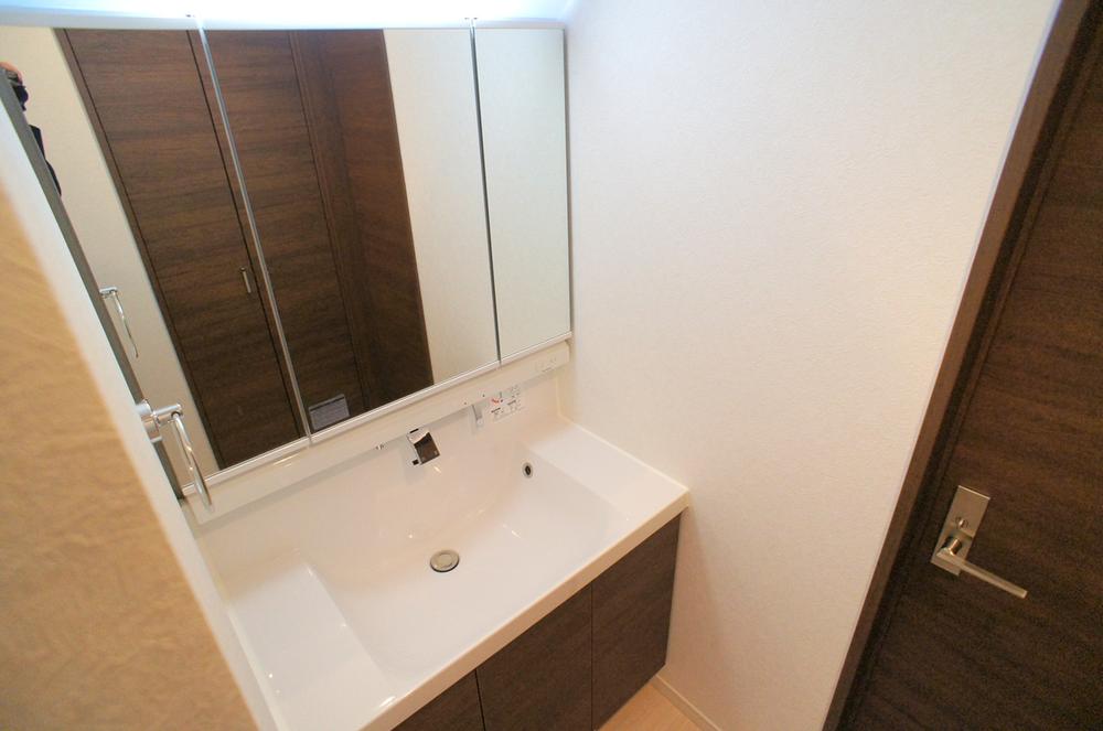 Wash basin, toilet. Indoor (11 May 2013) Shooting