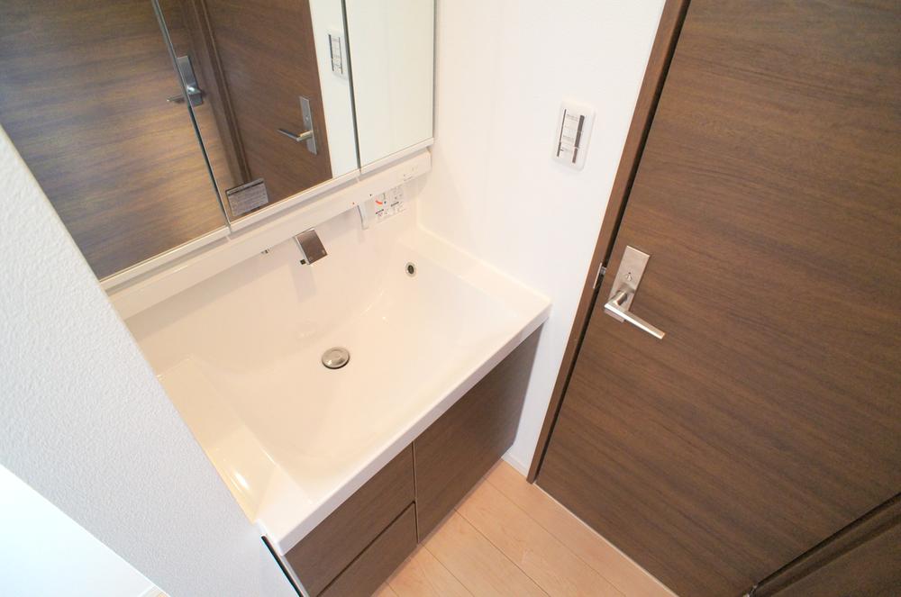 Wash basin, toilet. Indoor (11 May 2013) Shooting