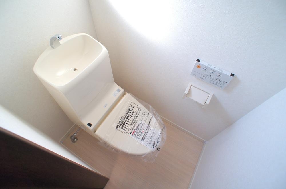 Toilet. Indoor (11 May 2013) Shooting