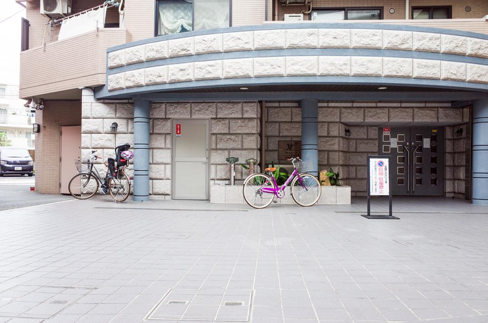 Entrance. Common areas