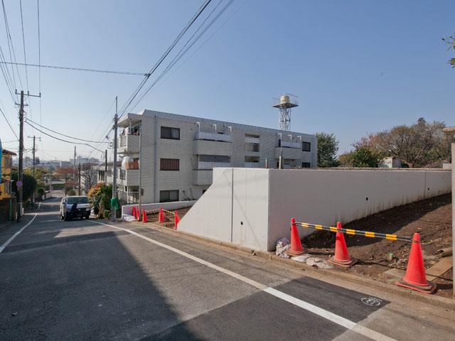 Local photos, including front road. Since the front road is located 6.5M, It is also recommended for those garage is weak. 