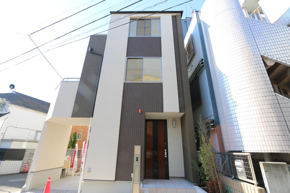 Local appearance photo. It is very bright local.