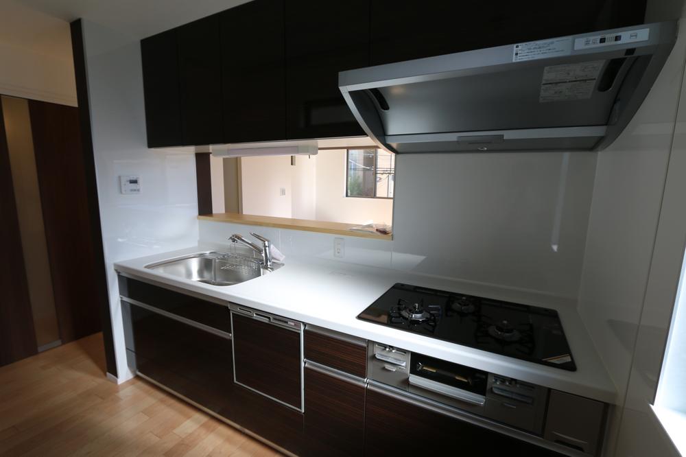 Kitchen. Popular face-to-face kitchen adopted.