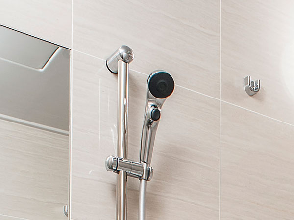 Bathing-wash room.  [Shower slide bar] Bathroom shower, Standard equipped with a shower slide bar height can be adjusted. And comfortably support the bathing scene.