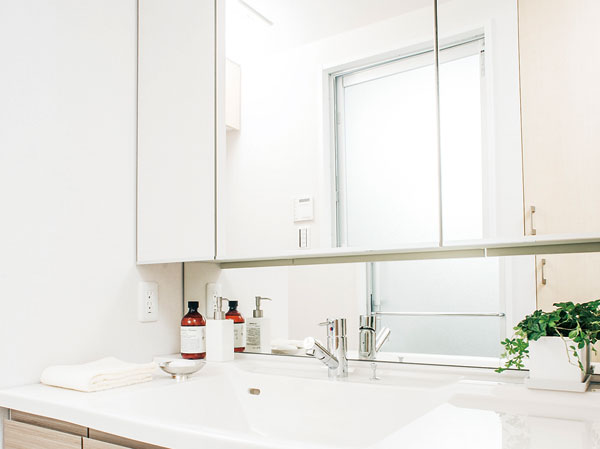 Bathing-wash room.  [Three-sided mirror housing] Vanity with a three-sided mirror that can check the grooming by changing the angle. The back of the mirror has become a storage space.