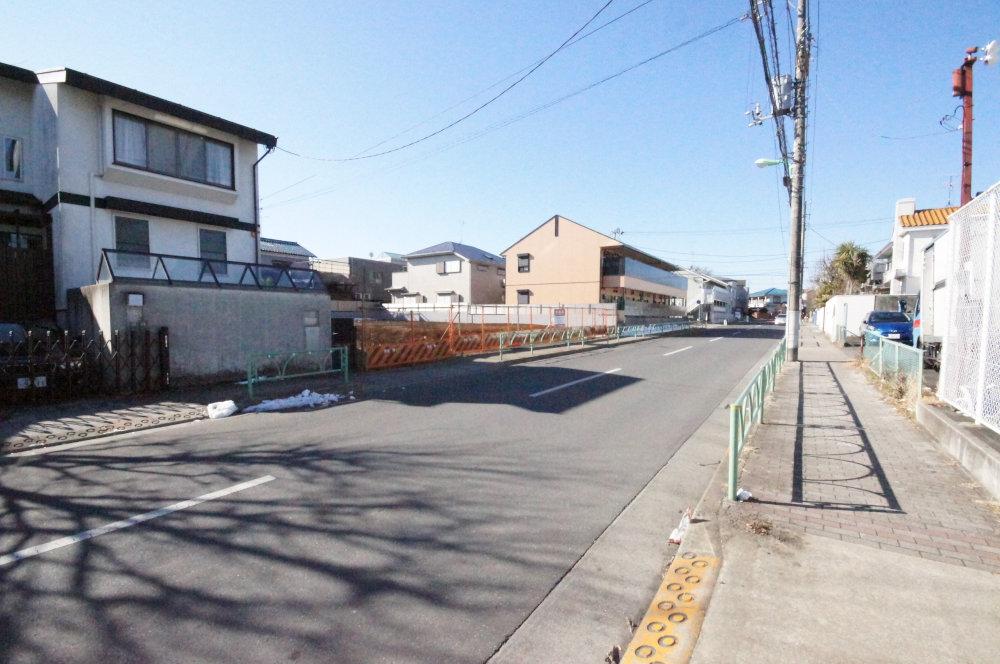 Local photos, including front road. Keio Line "Osan Chitose" station a 10-minute walk. 