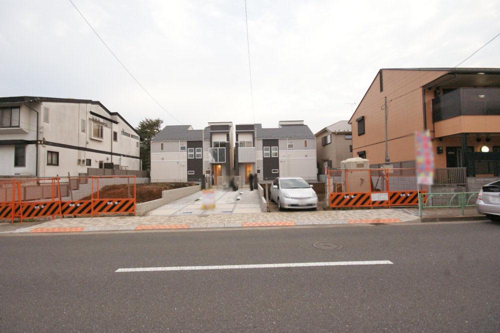 Local photos, including front road. Fully equipped compartments residential area. 