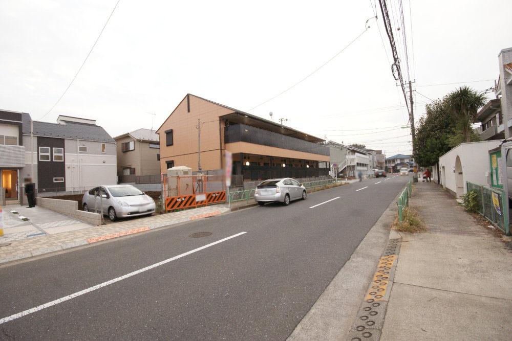 Local photos, including front road. Relaxation overflowing residential area. 