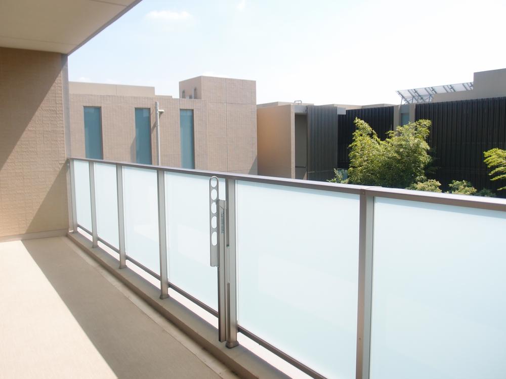 Balcony. Facing south 						 / 							Yang per good 						 / 							Flat to the station 						 / 							A quiet residential area 						 / 							top floor ・ No upper floor 						 / 							Face-to-face kitchen 						 / 							Security enhancement 						 / 							Wide balcony 						 / 							The window in the bathroom 						 / 							Leafy residential area