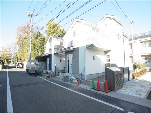 Local photos, including front road. Front road 2013 / 08 shooting