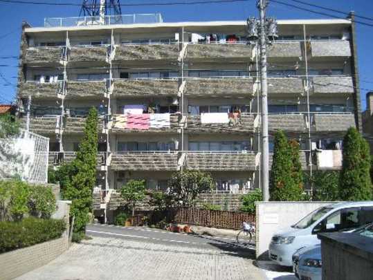 Local appearance photo. "Jiyugaoka" located in a quiet residential area of the south-west side of the station. Photos building appearance