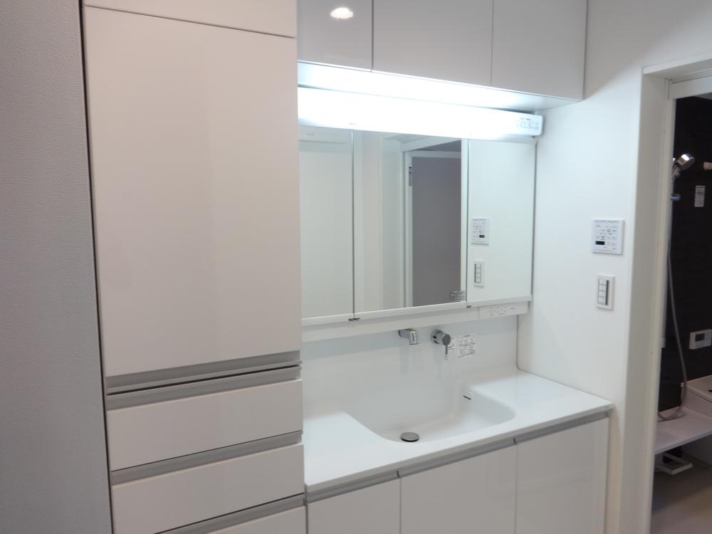 Wash basin, toilet. Indoor (10 May 2013) Shooting