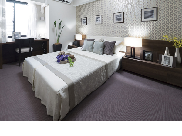 Western-style (1) in the main bedroom of the couple. Walk-in closet is available to all households