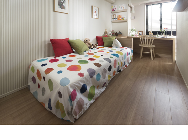 Perfect Western-style to the children's room (2). At the corner window adoption, Bright indoor space