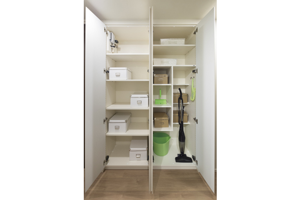 Directions to the model room (a word from the person in charge)