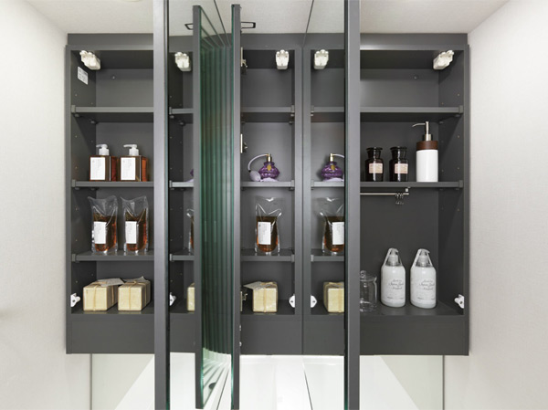 Bathing-wash room.  [Cloudy with a stop heater triple mirror back storage] Space to put the basin accessories and cosmetics are available in the back of the three-sided mirror. Since the part of the mirror is with a heater, Prevent fogging of the mirror immediately after bath time.
