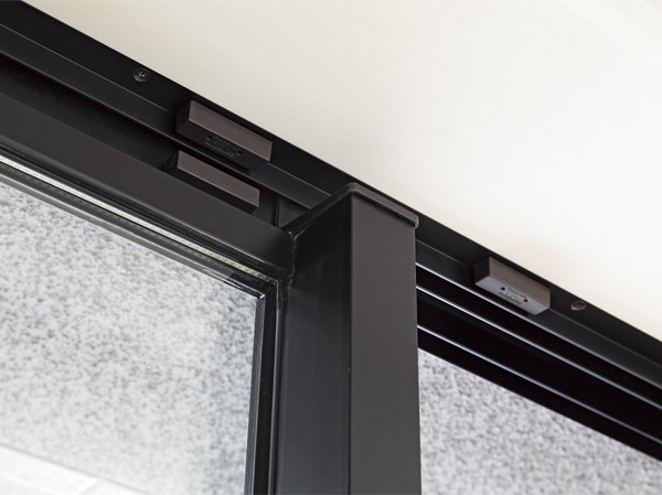 Security.  [Security sensors] Equipped with security sensors to monitor the suspicious person of intrusion to the entrance door and windows of all households. The sensor will react and opened the door to the security set at the time, With issues a warning, It will be automatically reported to the security company.  ※ FIX window ・ Except for the surface lattice with window.