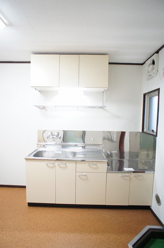 Kitchen. Shiny kitchen!